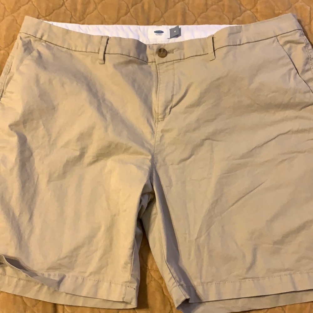 Old Navy khaki Bermuda shorts